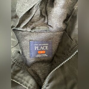 Black kids coat size 5T good condition